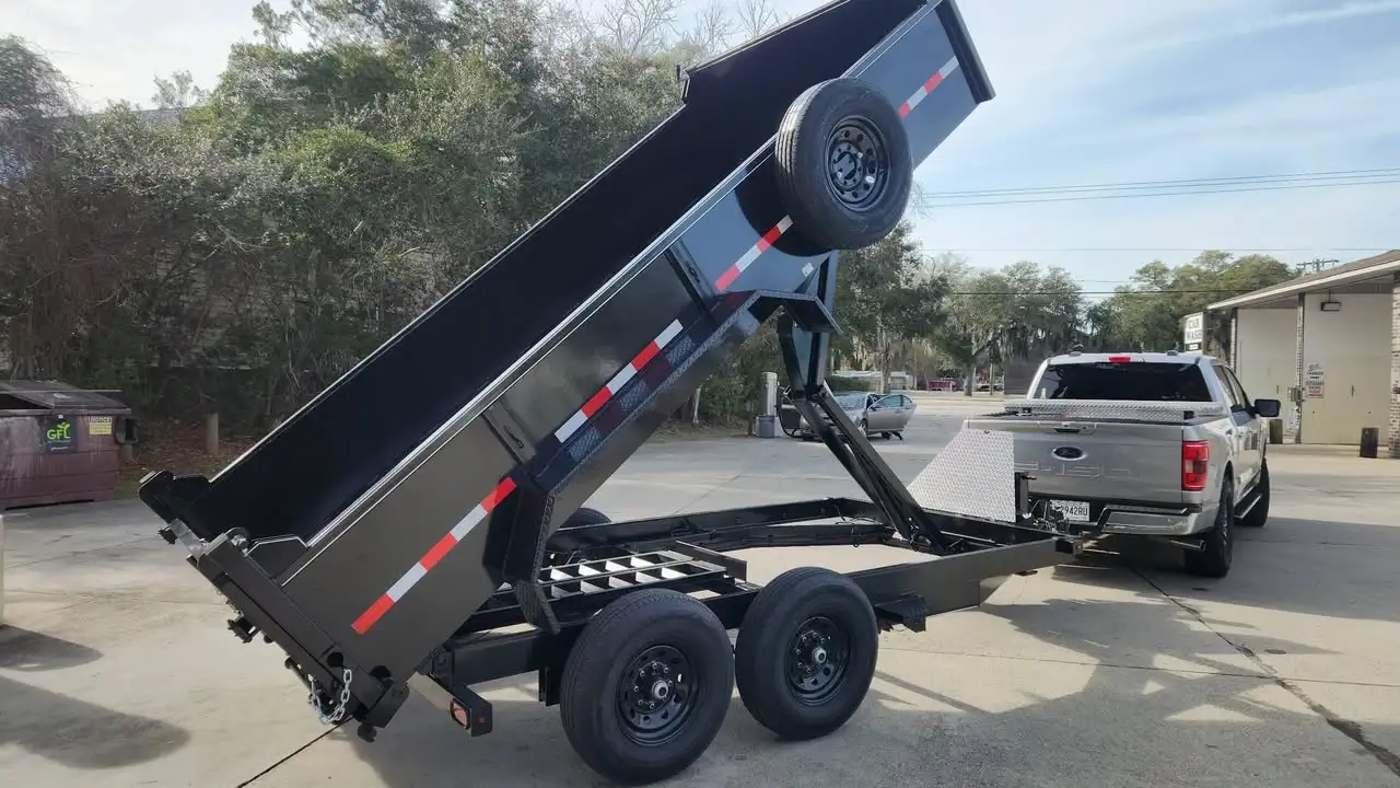 Heavy-duty dump trailer with hydraulic lift